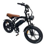 schuin voor aanzicht van de V20 Pro fatbike zwart met bruin zadel