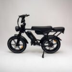 Zijaanzicht OUXI V8 Max met dikke banden