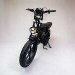 vooraanzicht van de OUXI V8 Pro Max met knipperlicht