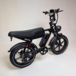 OUXI V8 Pro Max van schuin achteren