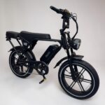 OUXI V8 Zwart met wegbanden van schuin voor