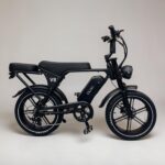 OUXI V8 Zwart met wegbanden van de zijkant