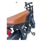 Detail van het bruine zadel op de OUXI V8