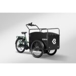 Schuin vooraanzicht van de Bimas eCargo 3.3 Economy British Racing Green