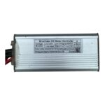 Etiket met specificaties van de OUXI V8 21A controller met rode stekker