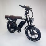 schuin voor aanzicht van fatbike OUXI V8 Ultra bruin zadel