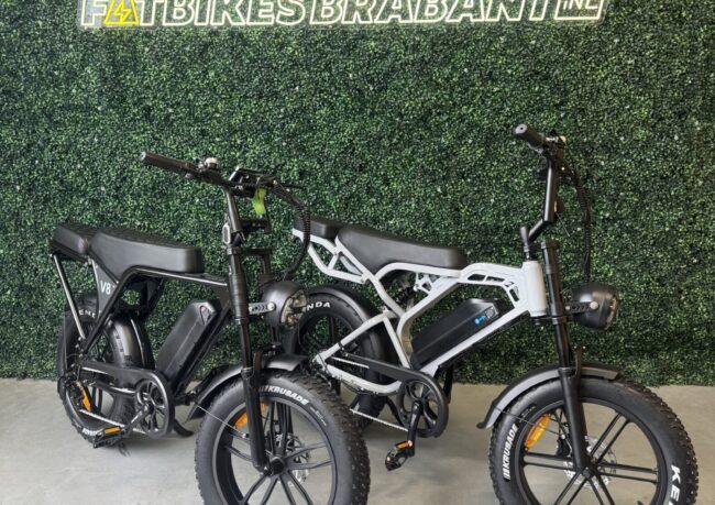 Foto van de OUXI V8 en QMWHEEL V20 Pro langs elkaar