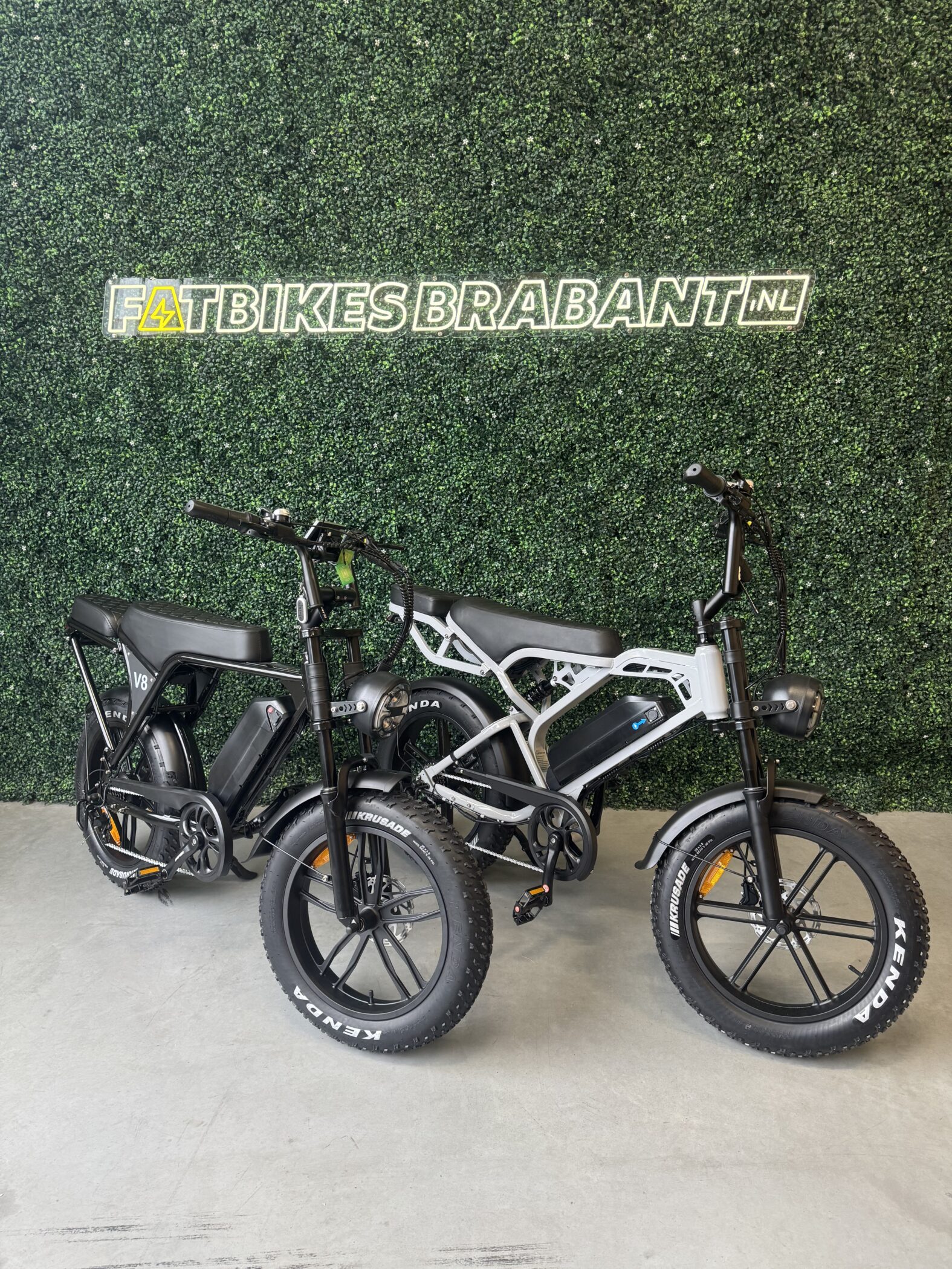 Foto van de OUXI V8 en QMWHEEL V20 Pro langs elkaar