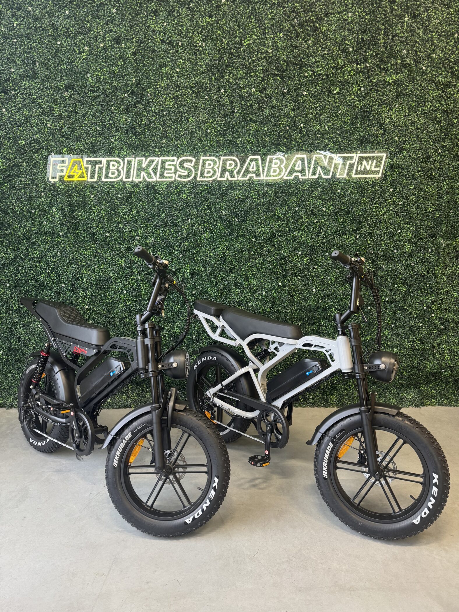 foto van de QMWHEEL V20 PRO en QMWHEEL S20 PRO langs elkaar