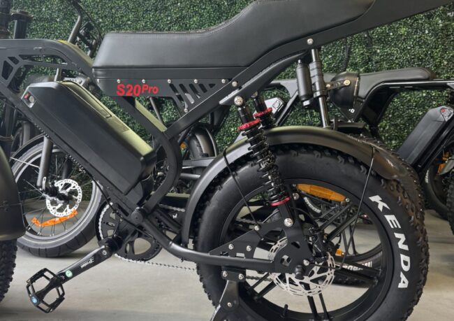 Elektrische fatbike geparkeerd op een stevige fatbike standaard voor stabiel en veilig parkeren