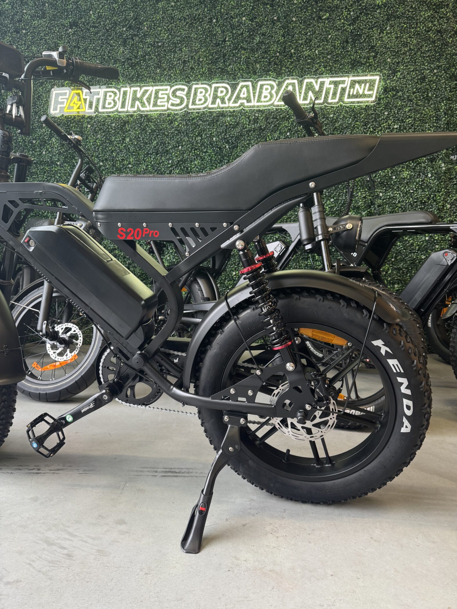 Elektrische fatbike geparkeerd op een stevige fatbike standaard voor stabiel en veilig parkeren