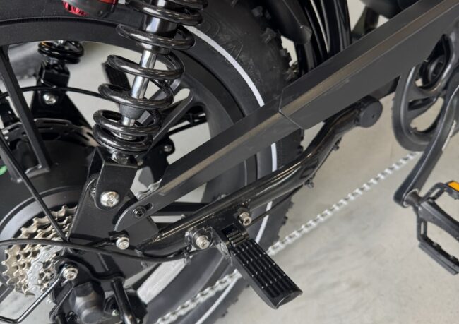 fatbike met passagier en voetsteunen veilig rijden voorbeeld