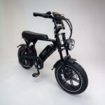 schuin voorkant van OUXI V8 Ultra Mini fatbike