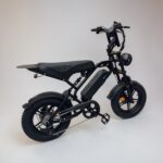 Schuin van achteren aanzicht van de QMWHEEL V20 Pro Mini zwart