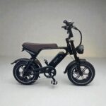 zijkant van de OUXI V8 Ultra Mini fatbike bruin zadel