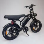 Schuin achter aanzicht van de QMWHEEL V20 Limited fatbike in zwart