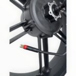 detailfoto rode stekker van fatbike motor met velg
