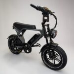 schuinvooraanzicht van de OUXI V8 ultra mini grijs